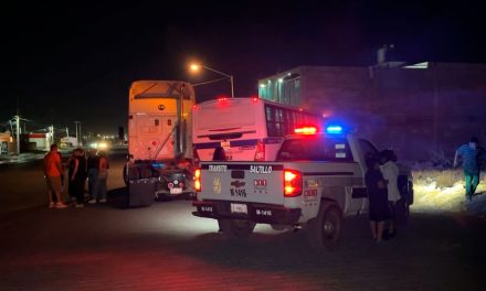 Saltillo: trailero choca y proyecta camión contra casa en Loma Linda