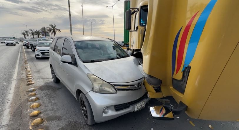 Saltillo: Trailero provoca choque en V. Carranza; momento quedó captado en video