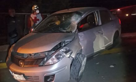 Sale ileso luego de tumbar un poste en Saltillo