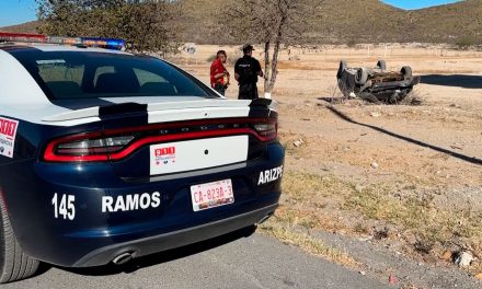 Queda volcado en predio baldío sobre la carretera Saltillo-Monterrey