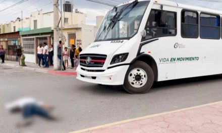 Peatón ebrio es embestido por camión en Saltillo