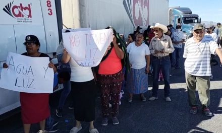 Campesinos bloquean carretera Torreón-Saltillo por falta de luz y agua