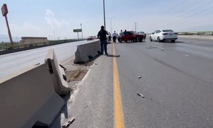 Por exceso de velocidad mujer destruye su vehículo en el bulevar Fundadores de Saltillo
