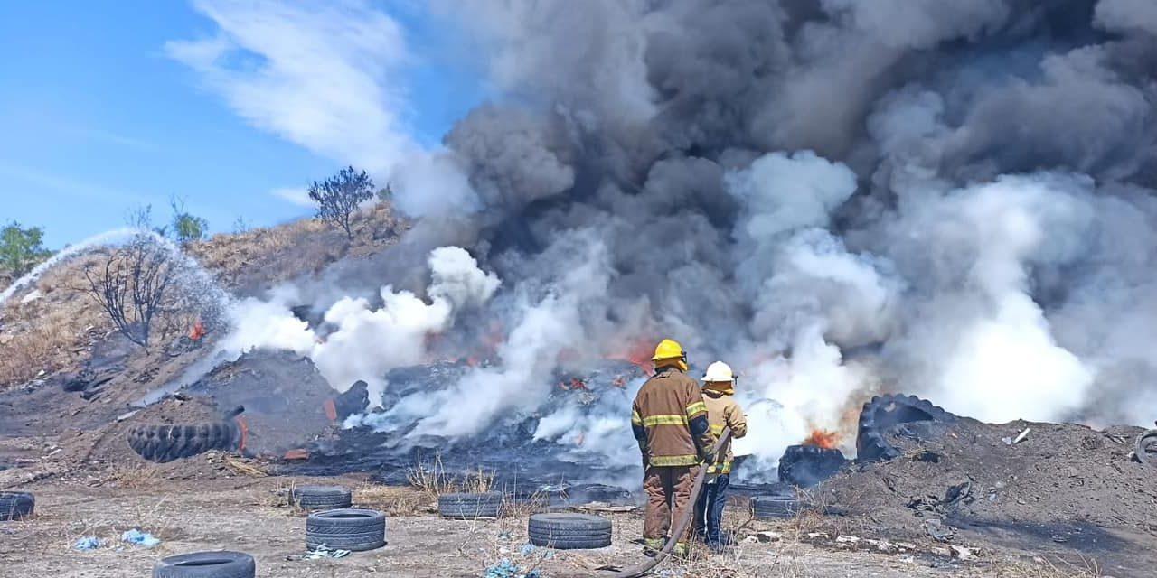 Sofocan incendio en el antiguo basurero de Sabinas