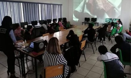 Brindan plática a estudiantes de secundaria en Monclova entorno a la igualdad