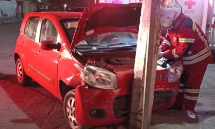 Choca y proyecta contra poste en Saltillo; hubo varias personas con lesiones