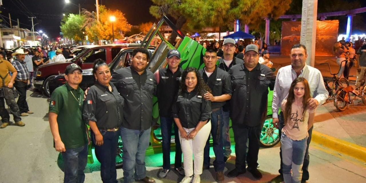 Exhiben autos clásicos en Acuña