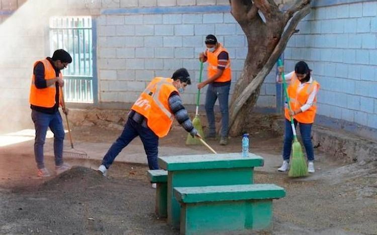 Dan mantenimiento a plazas públicas de Torreón