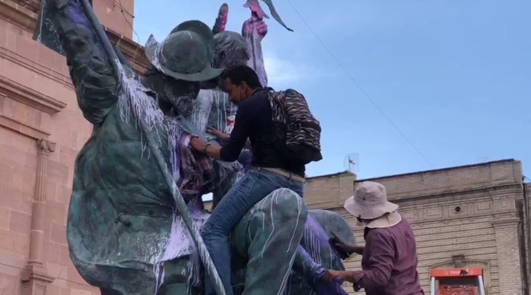 Realizan limpieza en Plaza Tlaxcala de Saltillo tras marcha 8M