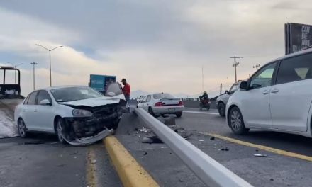Derriba una luminaria en accidente sobre Periférico LEA de Saltillo