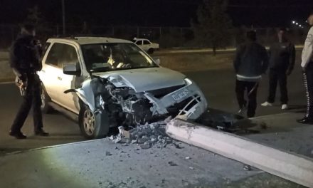 Una vez más el exceso de velocidad y la ebriedad ocasionan accidente en Saltillo; hombre termina derribando un poste