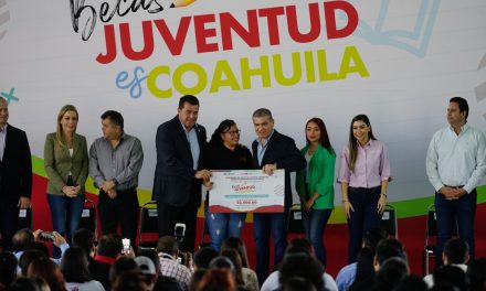 Entrega Miguel Riquelme becas ‘Juventud Es-Coahuila’