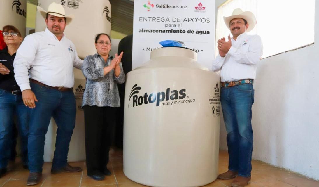 Llevan tinacos a ejidos de Saltillo