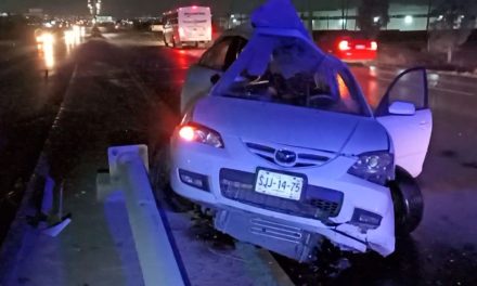 Saltillo: Derriba luminaria y abandona su auto en la colonia Misión Cerritos