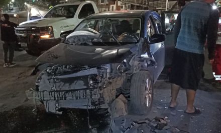 Mala maniobra lo lleva a chocar en Saltillo; intentó retornar sin tomar precaución