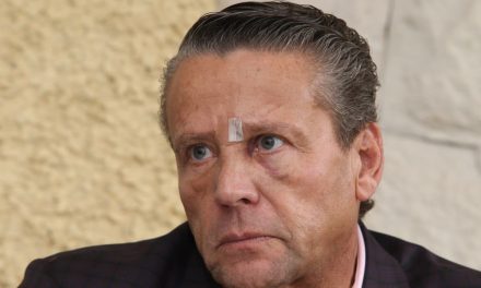 ¡Otra vez, Adame! Ahora se incendia su lujosa camioneta