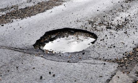 Fuga de aguas negras provoca bache en Zona Centro de Saltillo