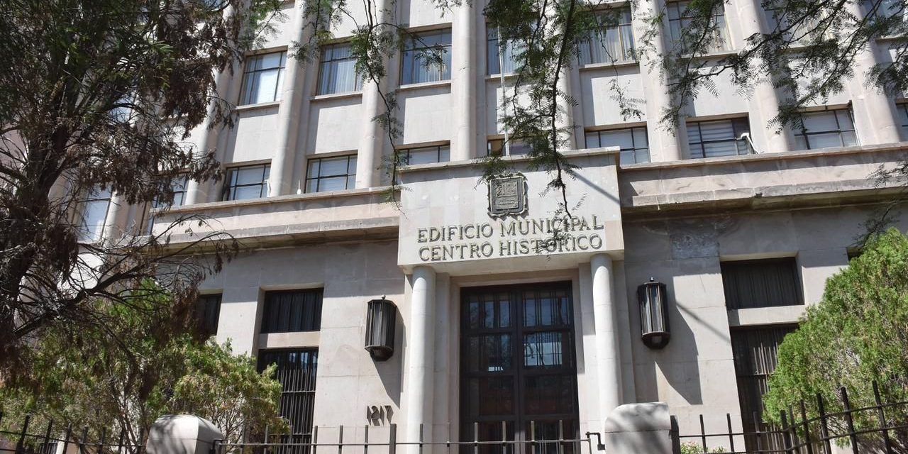Sin luz, suspenden servicio en oficinas del Banco de México en Torreón