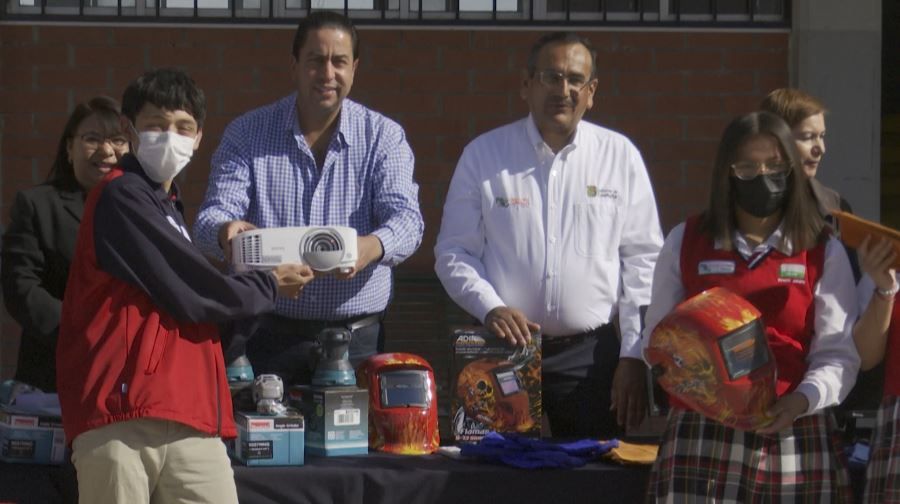 Equipan al CECyTE: entregan material por 100 mil pesos en Ramos Arizpe