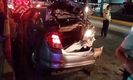 Conductor provocó choque múltiple; una mujer de la tercera edad resultó lesionada