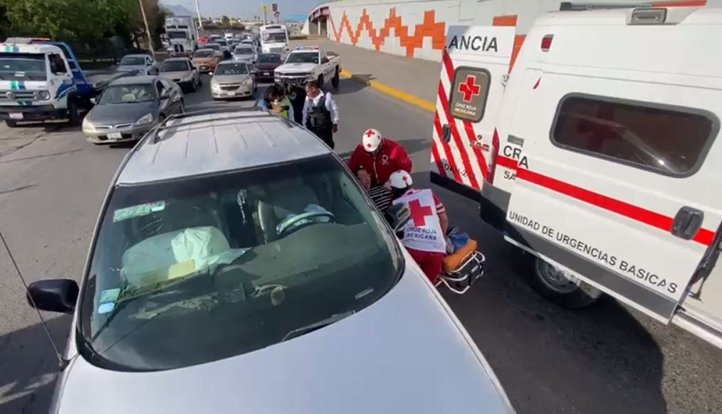 Mujer destruye su camioneta Le dan un cerrón y choca