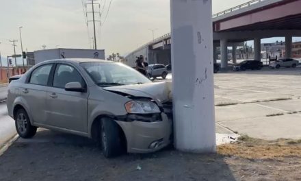 Mujer toma el retorno a exceso de velocidad y se impacta contra poste en Saltillo