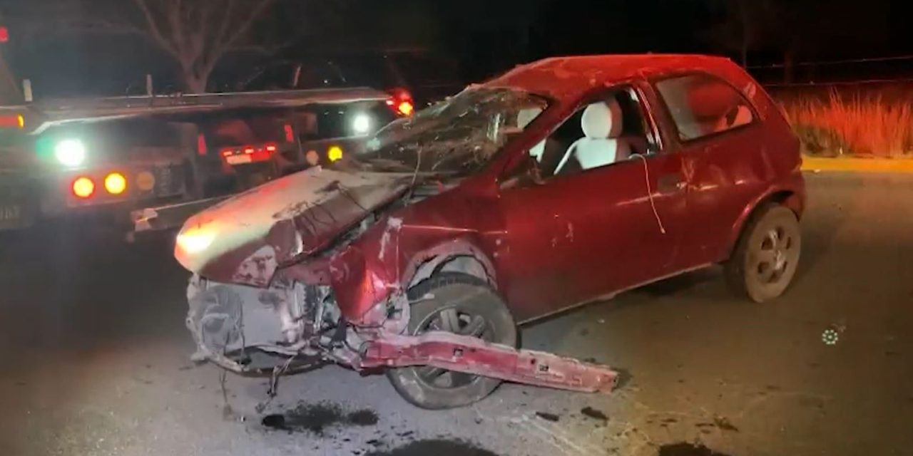 Hombre destrozó su auto en Saltillo; derrapó tras curva y se volcó