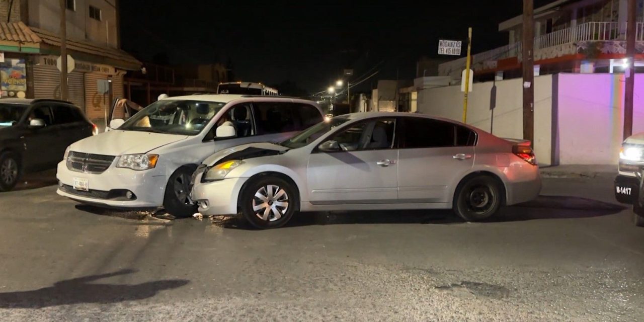 Provoca choque por no respetar alto en el centro de Saltillo