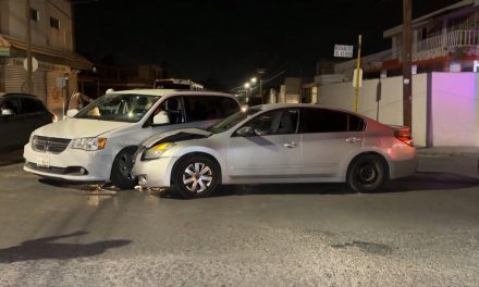 Provoca choque por no respetar alto en el centro de Saltillo