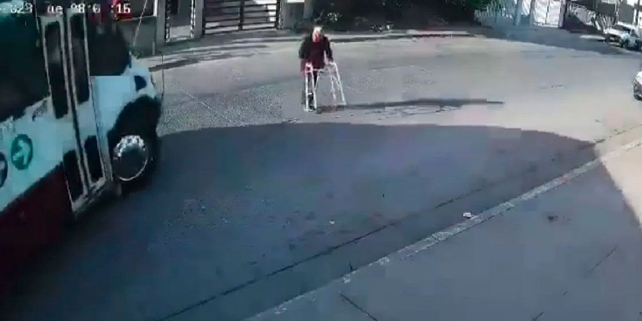 Video fuerte: Combi arrolla a abuelito en Culiacán