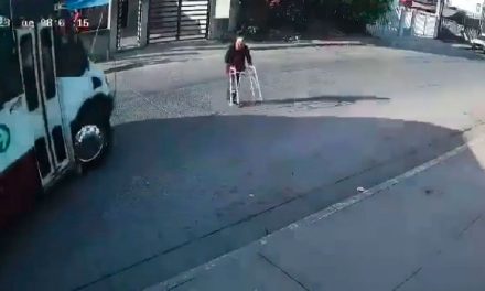 Video fuerte: Combi arrolla a abuelito en Culiacán