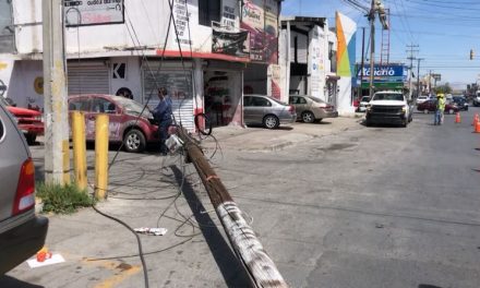 Tráiler derriba poste y deja sin luz la colonia Topochico en Saltillo