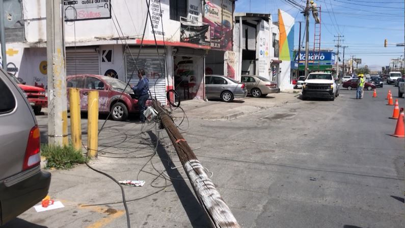 Tráiler derriba poste y deja sin luz la colonia Topochico en Saltillo