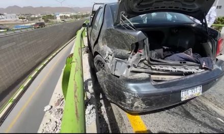 Por presunto exceso de velocidad destruye su automóvil en barandal de puente en Saltillo