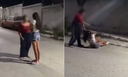 Video: ‘Me vale si lloras’; mujer le propina una golpiza a su hija… todo por ‘dejarse’ que le hicieran bullying