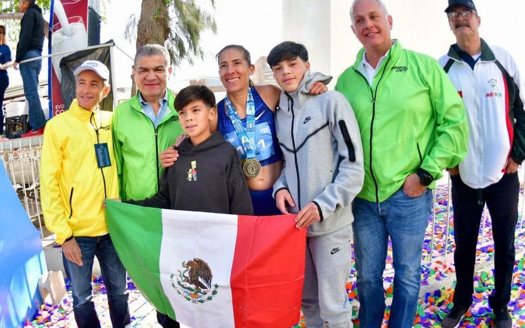 En el Maratón Lala recibe gobernador a corredores en la meta