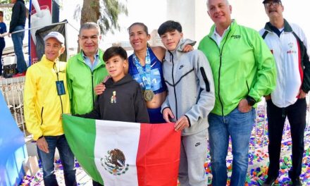 En el Maratón Lala recibe gobernador a corredores en la meta
