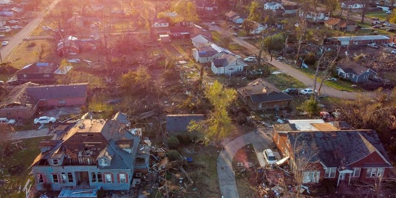 Imágenes tras el paso del tornado que dejó 26 muertos en Mississipi