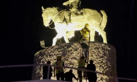Saltillo: rescatan a hombre que amenazaba con lanzarse desde monumento en V. Carranza