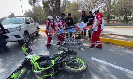 Derriban a motociclistas: mujer lesionada sobre bulevar Valdez Sánchez en Saltillo