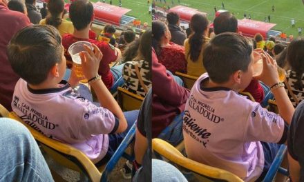 Indigna en redes niño captado en estadio de México bebiendo cerveza