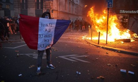 París ‘arde en llamas’ tras aprobación de reforma de pensiones de Macron