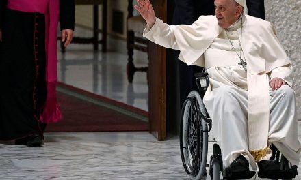 Papa Francisco deja carta de renuncia en caso de que su salud empeore