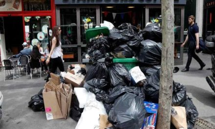 Las calles de Paris se llenan de basura por por huelga de recolectores