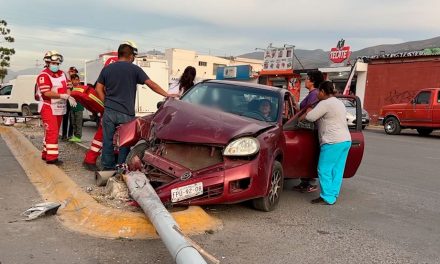 Saltillo: Se descontrola al evitar atropellar a perro; chocó y derribó luminaria en la Zaragoza
