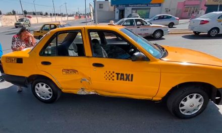 Taxista ignora alto y derriba a motociclistas en la colonia Saltillo 200