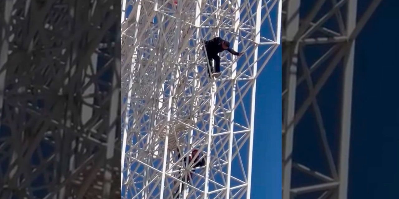 Hombre intenta lanzarse desde lo alto de una torre en Torreón