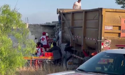 Trailero queda prensado tras chocar contra otro tráiler sobre la carretera 57, en Escobedo, Coahuila
