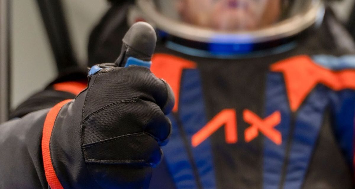 Presentan el nuevo traje espacial para la misión Artemis 3
