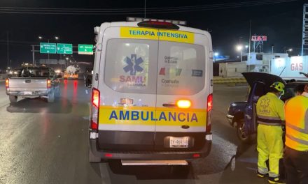 Alcoholizado conductor choca y vuelca su camioneta en Saltillo